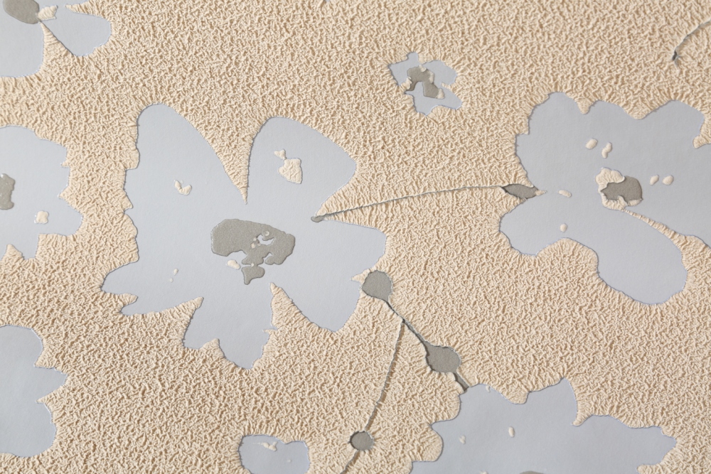 燃?xì)獾嘏碗姷嘏膫€(gè)好_地暖用電和用燃?xì)饽膫€(gè)省錢(qián)_電暖地暖和燃?xì)獾嘏?/></p>
<p>水地暖</p>
<p>水地暖就是把是以溫度不高于60℃的熱水埋置于地面以下填充層中的加熱管內(nèi)循環(huán)流動(dòng)，加熱整個(gè)地板，通過(guò)地面以輻射和對(duì)流的熱傳遞方式向室內(nèi)供熱的一種供暖方式。</p>
<p>它的優(yōu)點(diǎn)就是能同時(shí)提供生活熱水，不干燥。</p>
<p>有利就有弊，同時(shí)它也有一定的缺點(diǎn)，就是使用時(shí)長(zhǎng)短，壽命短，鍋爐大概12年需更換一次，分集水器大概6年需要更換一次，所以要想一直使用水地暖，那后期的更換成本可是必須考慮進(jìn)去的。水管內(nèi)的水也極易生成水垢，導(dǎo)致房間升溫慢，燃?xì)庀拇蟆?/p>
<p><img src=